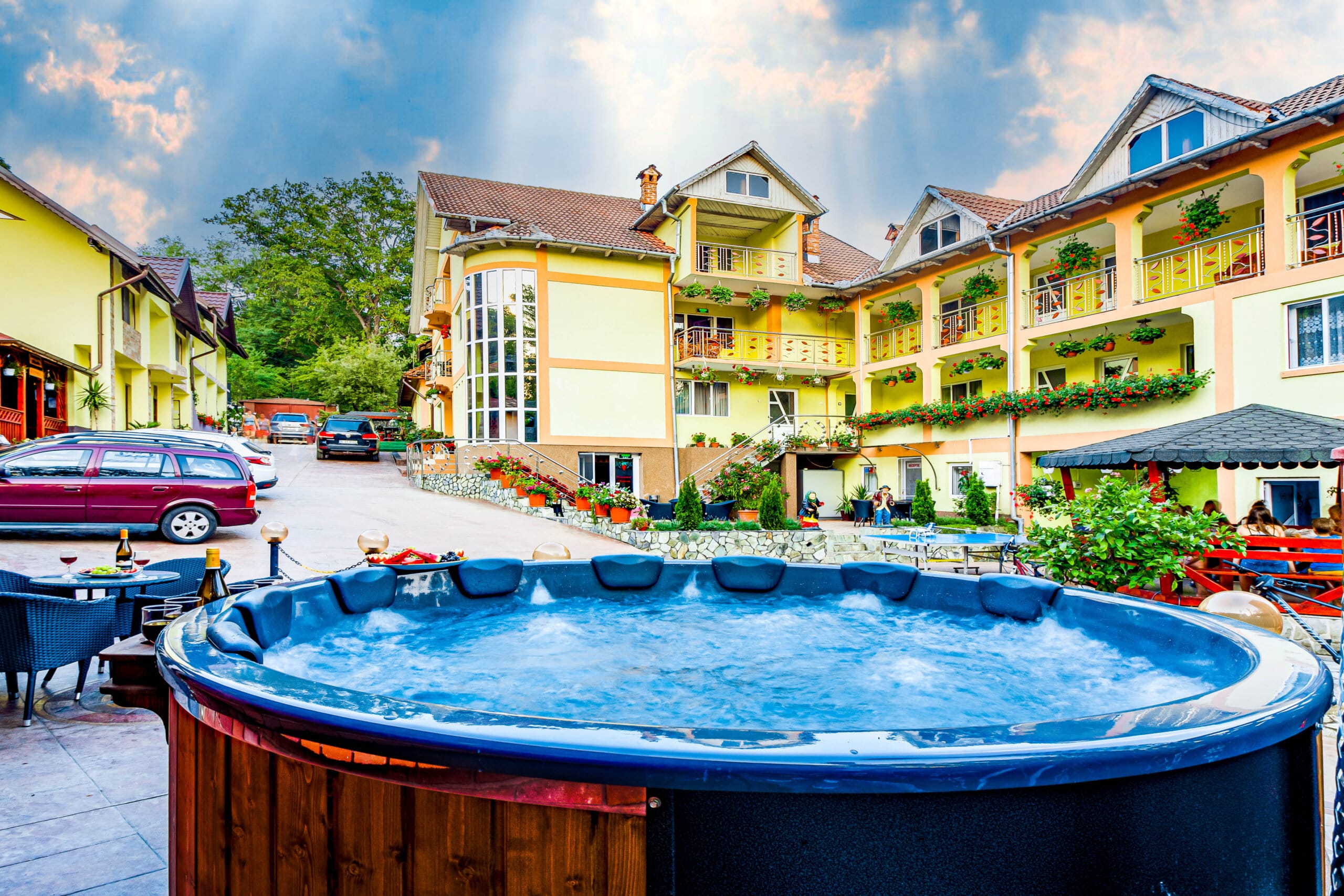Pensiune cu jacuzzi în curte, vedere panoramică.