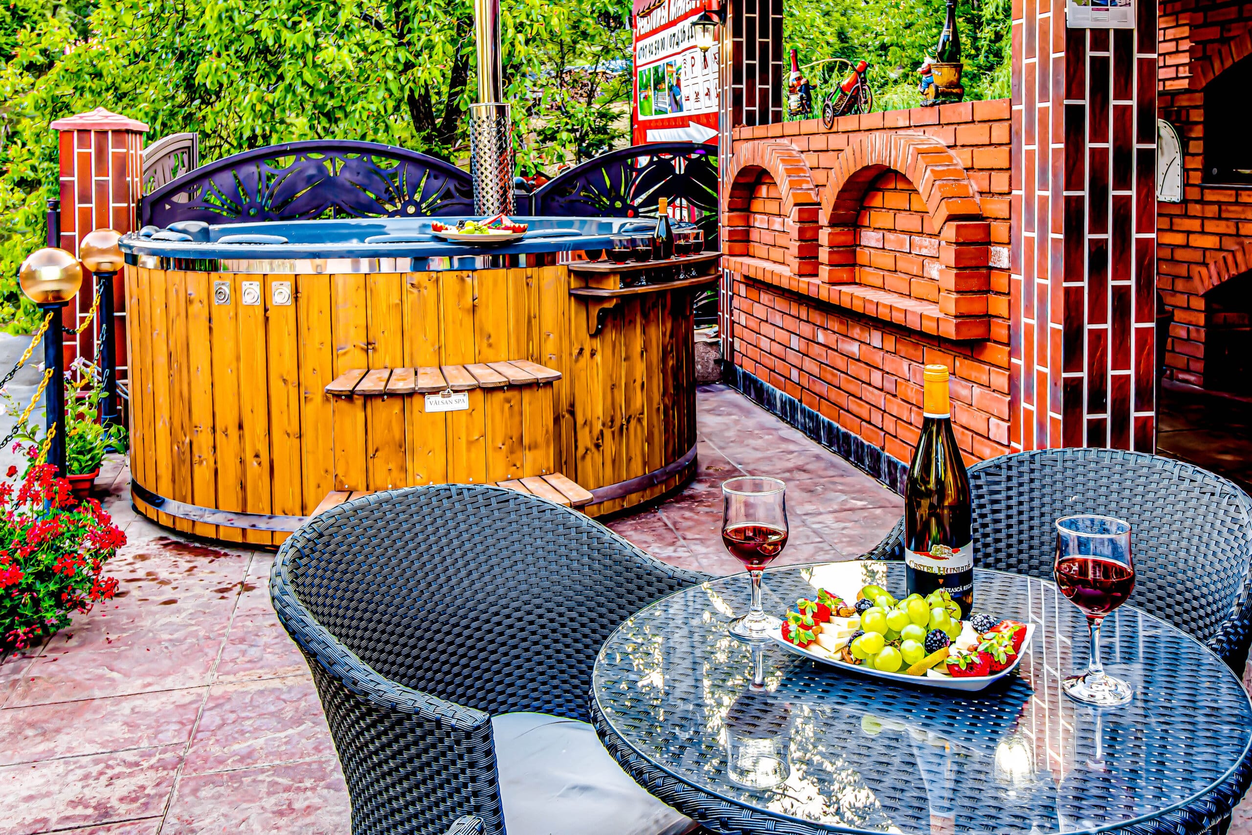 Terasă cu jacuzzi și vin pe masă.