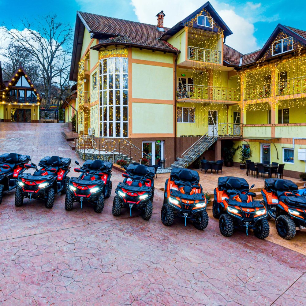DJI_0247-Edit Curte hotel cu ATV-uri parcate aliniate
