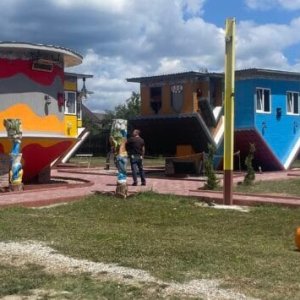 casuta rasturnata Case pe dos în parc tematic colorat, cer senin.