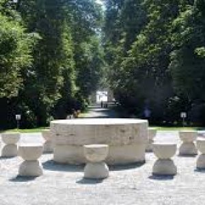 masa tacerii Masa Tăcerii Brâncuși în parc luminos