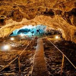 pestera polovragi 2 Peșteră iluminată cu traseu de vizitare